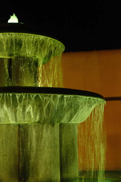 Fontein met groen licht
