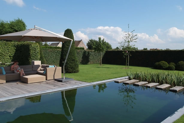 Zwemvijver perfect te integreren in de tuin