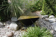 Het hoeven niet altijd bronnen met een molensteen te zijn. Modernere concepten zoals deze brengen ook water in de tuin.