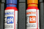 Hardheid wordt meestal gemeten door gebruik te maken van druppeltestjes (titratie). Hierbij voeg je bijvoorbeeld voor meting van de KH een zuur en een kleurindicator toe aan het water, wanneer het zuur de buffer opheft valt de pH naar beneden en slaat de kleur om van blauw naar geel. Het aantal druppeltjes dat je telt komt dan overeen met de hardheidsgraad. Zowel GH als KH kunnen langs deze weg gemeten worden.