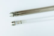 Na x aantal tijd dient u de uv lamp te vervangen omdat een uv lamp in intensiteit afneemt. Een lamp die aan vervanging toe is kunt u niet alleen merken aan het opnieuw groen kleuren van het vijverwater maar ook aan de viole zel.-zwart verkleuring van de buis zelf.